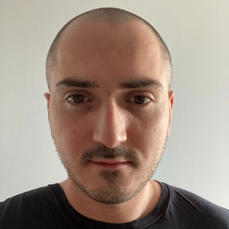 <strong>Alexandru</strong>Developer<i></i>